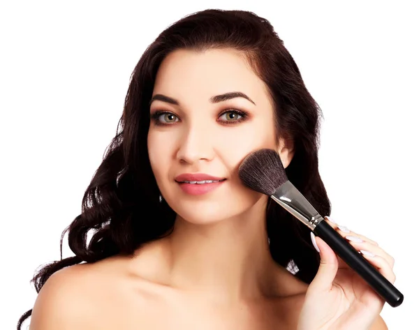 Hezká holka s make-up štětce, izolované na bílém pozadí — Stock fotografie