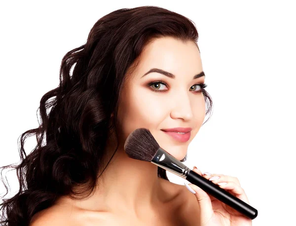 Chica bonita con un cepillo de maquillaje, aislado sobre fondo blanco —  Fotos de Stock