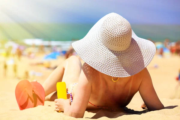 Mulher em uma praia — Fotografia de Stock