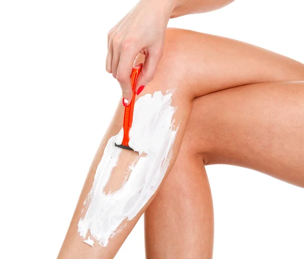 Woman shaves her leg — Stock Photo, Image