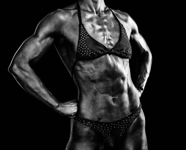 Bodybuilder femme sur fond noir — Photo