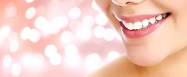 Kadın gülümseme closeup bir arka plan karşı 