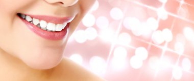 Kadın gülümseme closeup bir arka plan karşı 