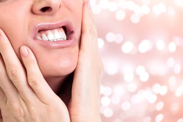 Frau mit Zahnschmerzen auf abstraktem Hintergrund — Stockfoto
