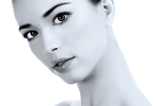 Vacker flicka med ren fräsch hud, vit bakgrund — Stockfoto