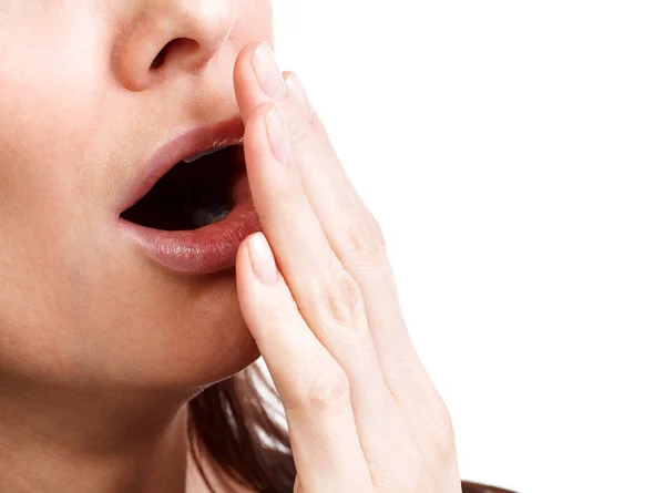 Mujer bostezando primer plano, aislado en blanco — Foto de Stock