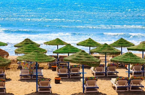 Guarda-chuvas na praia — Fotografia de Stock