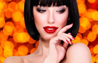 Güzel kadın bir arka plan bulanık ışıkları ile karşı