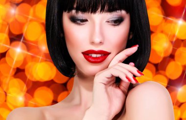 Güzel kadın bir arka plan bulanık ışıkları ile karşı