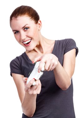 Genç kadın üzerinde beyaz izole bir video oyunu oynar