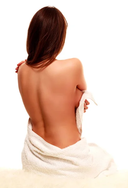 Donna in asciugamano bianco, schiena nuda, pelle liscia — Foto Stock