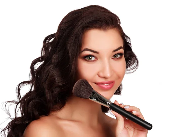 Mooi meisje met make-up borstel. — Stockfoto