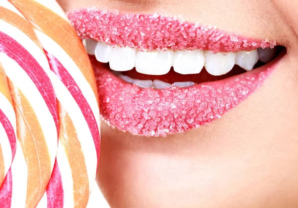 Fechar os lábios da mulher coberta de açúcar e grande pirulito — Fotografia de Stock
