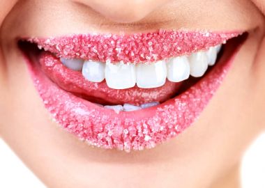 Kadının dudakları closeup şekerle kaplı