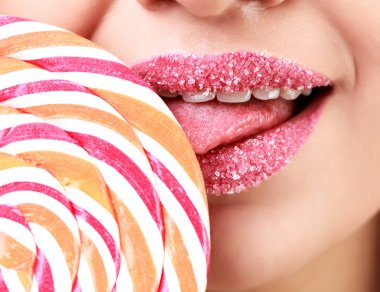 Kadının dudakları şeker ve büyük lolipop closeup