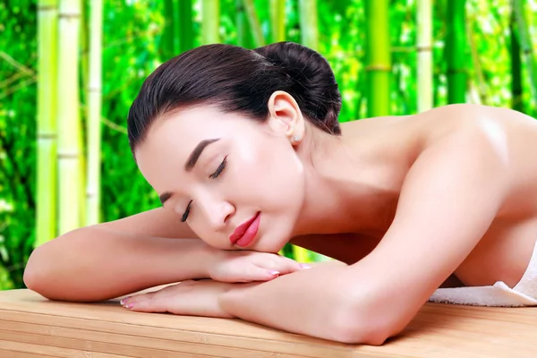 Joven hermosa mujer asiática relajante en el salón de spa — Foto de Stock