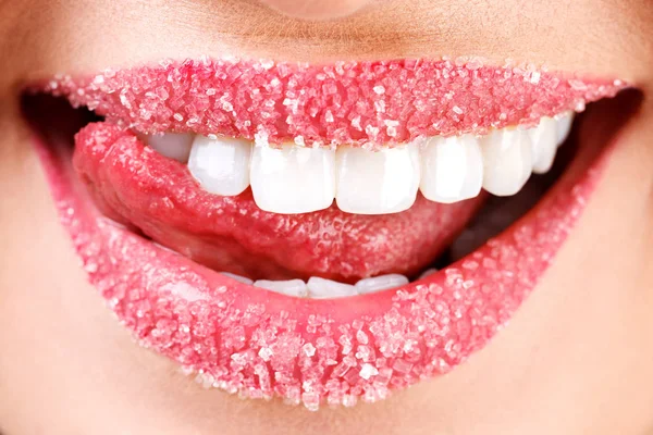 Primer plano de los labios de la mujer cubiertos de azúcar. Sonrisa dentada —  Fotos de Stock