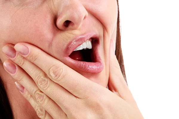 Gros plan de la femme dans la douleur forte de mal de dents avec les mains sur le visage . — Photo