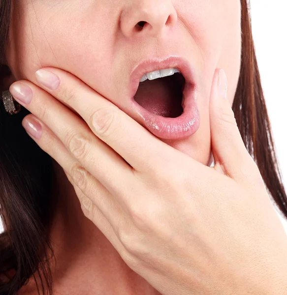 Gros plan de la femme dans la douleur forte de mal de dents avec les mains sur le visage . — Photo