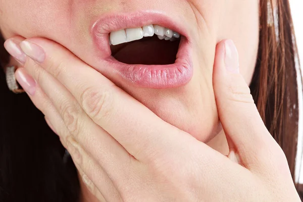 Closeup ženy silné zuby bolestí při ruce přes obličej. — Stock fotografie