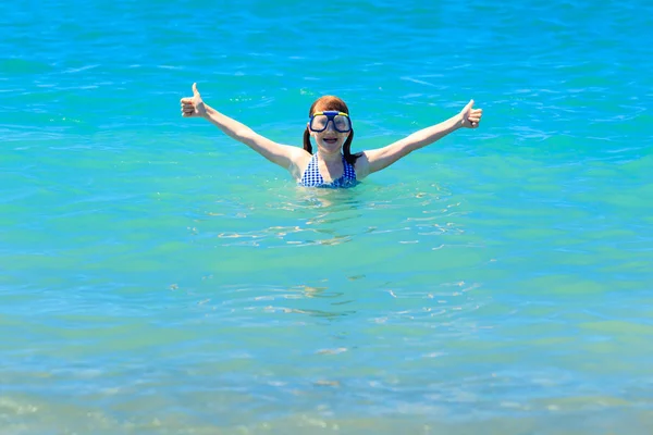 Счастливая Девушка Водолазной Маске Показывает Большие Пальцы Стоящие Море Океане — стоковое фото