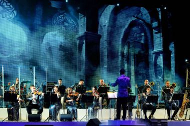 Özgün Müzik Orkestrası Sahne Alanı'nda Variete tiyatroda gerçekleştirir.