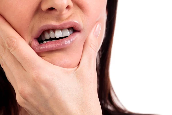 Primo piano della donna in forte mal di denti dolore con mani sul viso . — Foto Stock
