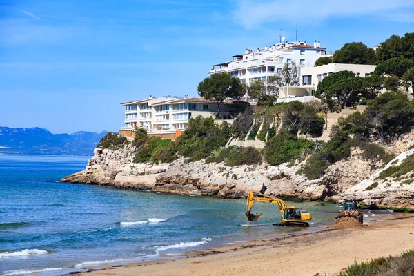 Vue sur la plage vide avec le bulldozer et la pelle. Salou, Espagne — Photo