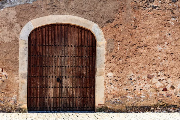 Vecchie porte di edifici medievali — Foto Stock