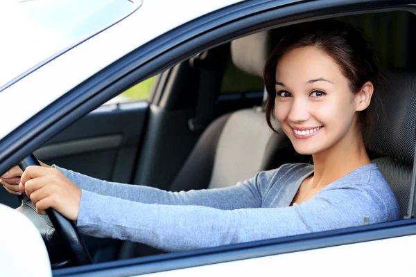 Mulher bonita motorista sorrindo para você de seu carro — Fotografia de Stock