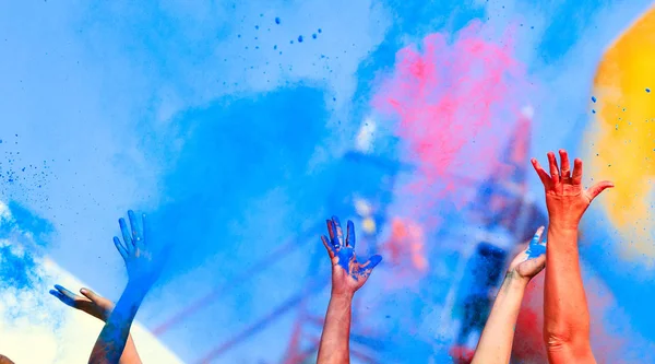 Handen omhoog op kleur Holi Festival — Stockfoto