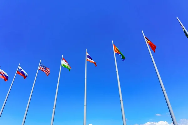 Drapeaux internationaux contre le ciel bleu — Photo