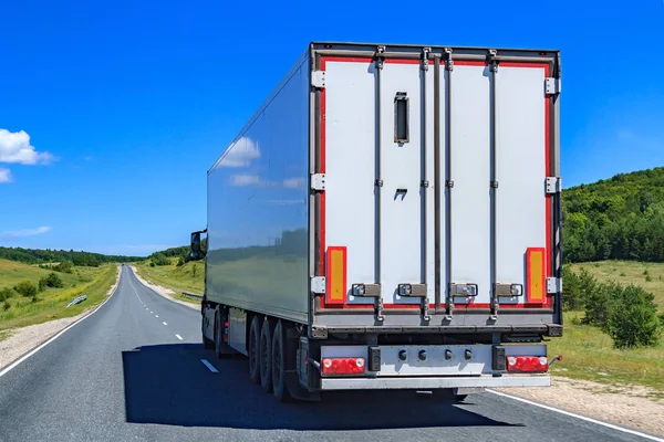 Obraz z ciężarówka z przyczepą porusza się na autostradzie — Zdjęcie stockowe