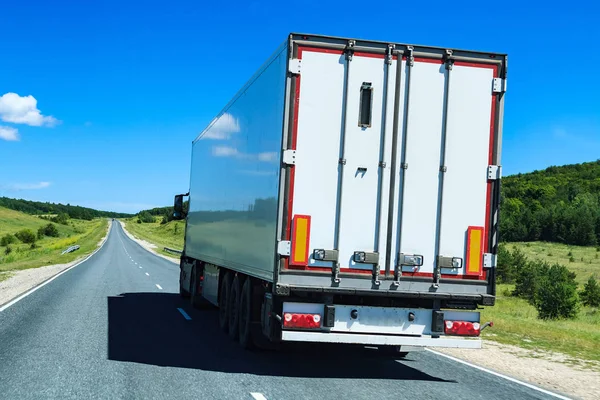 Image de gros camion avec la remorque se déplace sur l'autoroute — Photo