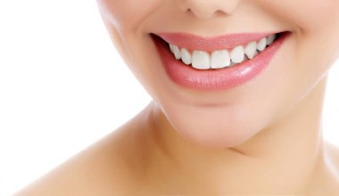 Neşeli gülümseyen kadın izole taze temiz cilt, beyaz arka plan ile closeup çekim