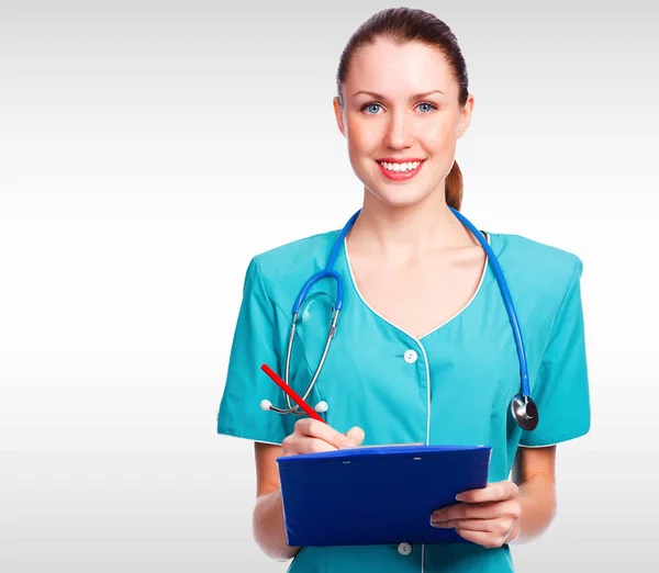 Mujer doctora bonita sobre un fondo gris con copyspace — Foto de Stock