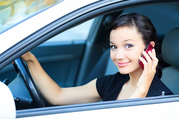 Motorista mulher usando um telefone móvel — Fotografia de Stock