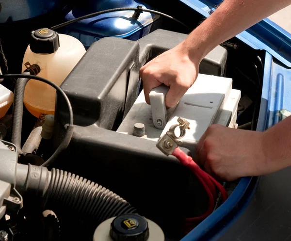 Mechanic changing car battery, closeup shot — Stock Photo, Image