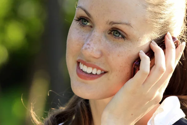 Närbild porträtt av ung kvinna prata på mobil telefon — Stockfoto