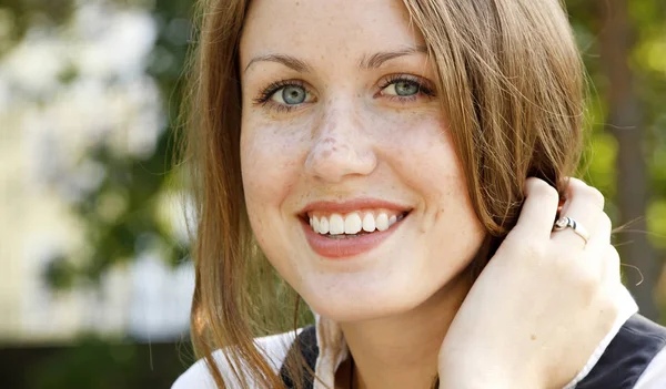 Retrato de joven hermosa chica feliz con pecas en la cara —  Fotos de Stock