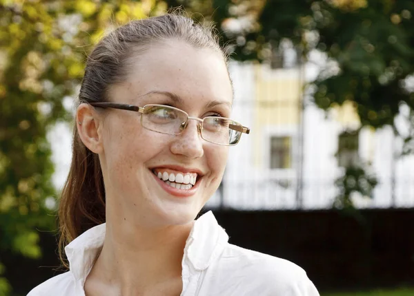 Uśmiechający się ładna kobieta nosząca okulary — Zdjęcie stockowe
