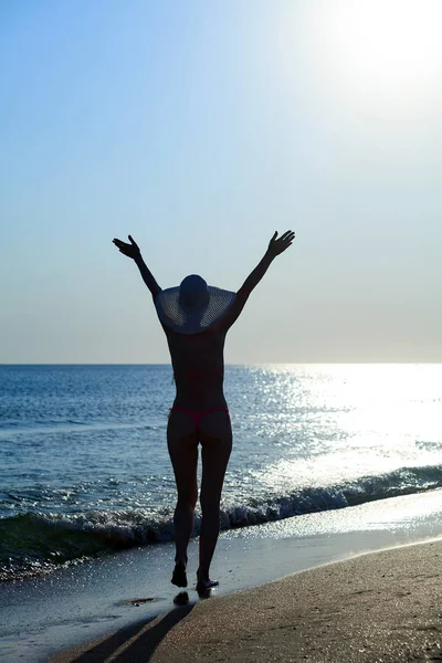 Mulher de biquíni andando na praia — Fotografia de Stock