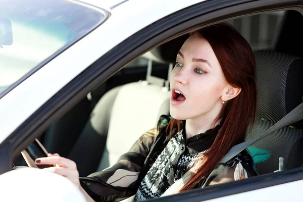 Πρώτη φορά οδήγηση ενός αυτοκινήτου. Νεαρή γυναίκα σε ένα αυτοκίνητο — Φωτογραφία Αρχείου