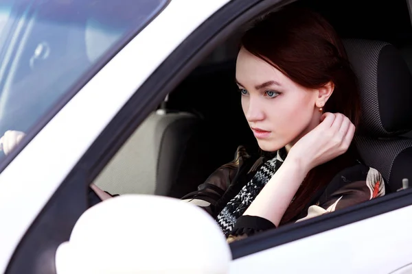 Belle jeune femme chauffeur dans une voiture — Photo