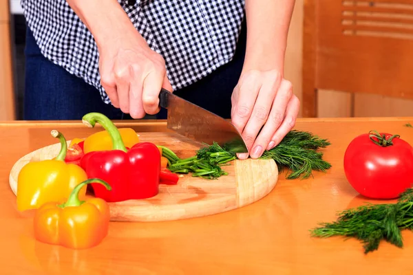 Tiro de close-up de uma mulher preparando uma salada — Fotografia de Stock