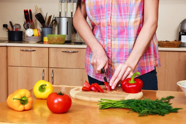 Tiro de close-up de uma mulher preparando uma salada — Fotografia de Stock