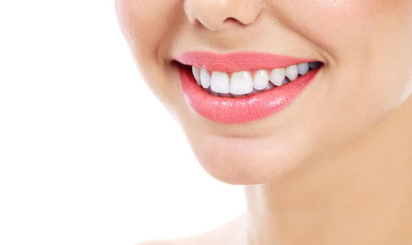 Primer Plano Sonrisa Mujer Con Dientes Blancos Sanos Aislados Sobre — Foto de Stock