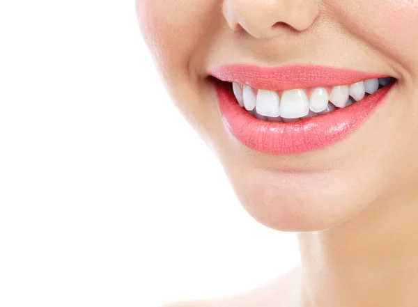 Primer plano de la sonrisa de la mujer con dientes blancos y sanos, aislado —  Fotos de Stock