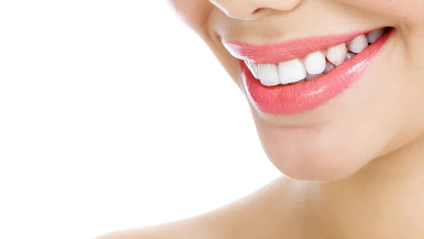 Close-up shot van vrouw glimlach met witte gezonde tanden, geïsoleerd op witte achtergrond — Stockfoto