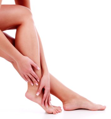 Kadının bacakları ve izole eller, beyaz arka plan,